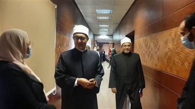 جامعة الأزهر تستقبل وزيرة التضامن الاجتماعي بالورود