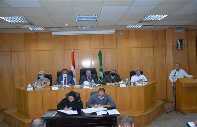 محافظ المنيا يوجه رؤساء الوحدات المحلية بالاستعداد لمواجهة السيول والأمطار