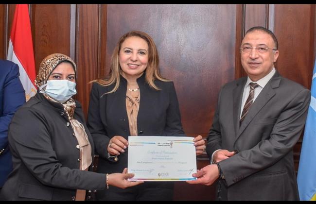 محافظ الإسكندرية ونائب وزير الاتصالات يكرمان المجتازين لدورة «التحول الرقمي»