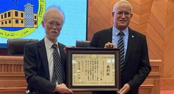   وزير الخارجية الياباني يمنح أستاذ بعلوم المنوفية شهادة تقدير لإنجازاته