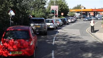   بسبب أزمة الوقود أصحاب السيارات يصبون غضبهم على الحكومة البريطانية