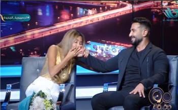 قبلات متبادلة بين أحمد سعد وعلياء بسيوني على الهواء