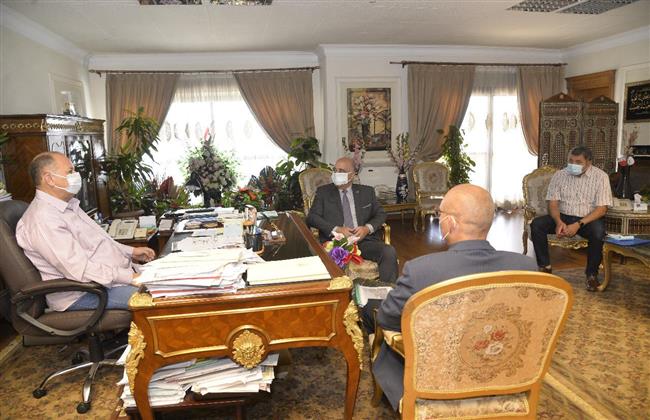 محافظ أسيوط يناقش مشروعات تطوير الريف المصري بديروط ومنفلوط  