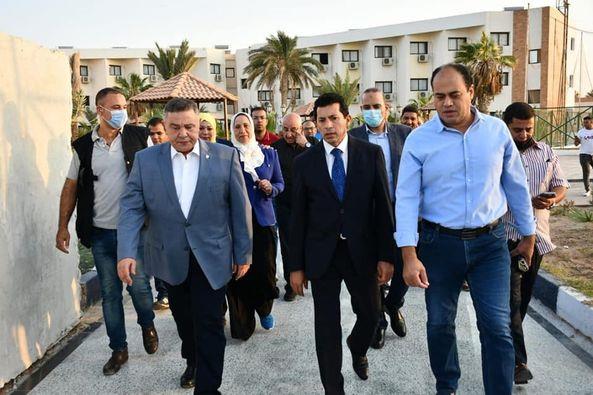 وزير الرياضة ومحافظ البحر الأحمر يتفقدان أعمال التطوير بالمدينة الشبابية بالغردقة