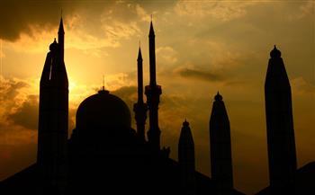 من استيقظ قبل الشروق بقليل.. هل يبدأ بالفجر أم السنة؟
