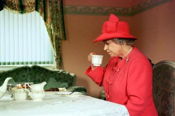 طقوس ملكة إنجلترا عند شرب الشاي