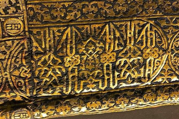 خبير آثار يطالب بعودة أقدم كسوة لباب الكعبة المشرّفة من تركيا