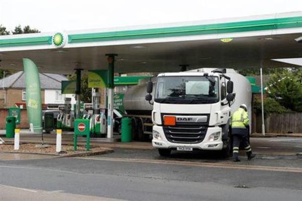 شركات الوقود البريطانية تكذب الحكومة بشأن انتهاء الأزمة