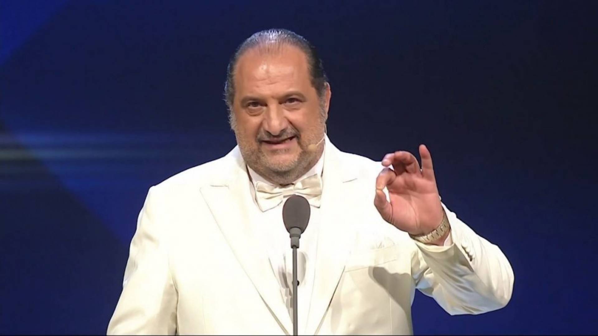 بالبدلة والنظارة.. خالد الصاوى طبيب فى «30 مارس»