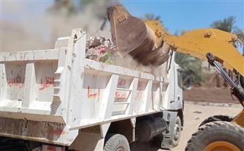 رفع  ٣٥ طن من الاتربة والمخلفات الصلبة بمدينة إسنا