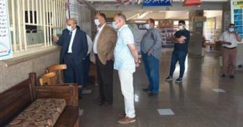 رئيس جامعة المنيا يتابع تطعيم الطلاب بلقاح كورونا في أول أيام مبادرة "احمي نفسك" 