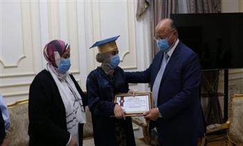 محافظ القاهرة يكرم «بطلة الثانوية العامة»
