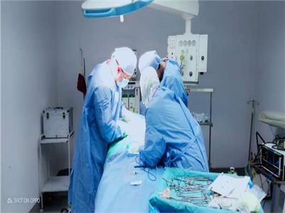فريق طبي يجري جراحة لطفل يعاني من عيب خلقي بالمعدة