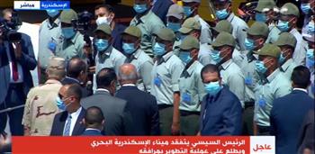   الرئيس السيسي يبادل المهندسين والعاملين بميناء الإسكندرية البحري التحية وسط هتافات وطنية