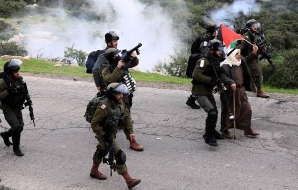 إصابات عشرات الفلسطينين بالاختناق بغاز الاحتلال الإسرائيلى
