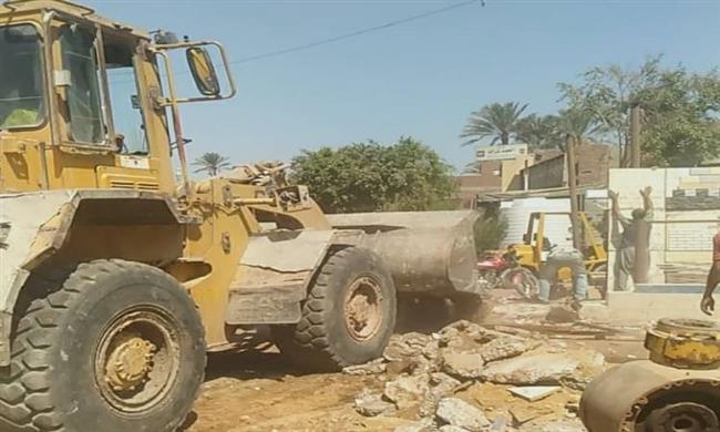 الجيزة تبدء أعمال إزالة تعديات المحال بطريق المنصورية  تمهيدا لرصفه 