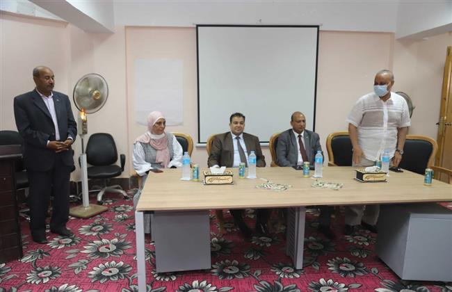 تكريم مدير رعاية العاملين بجامعة جنوب الوادى لبلوغه سن التقاعد