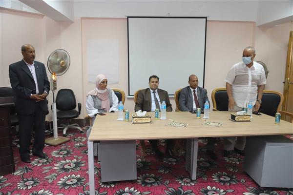 تكريم مدير رعاية العاملين بجامعة جنوب الوادى لبلوغه سن التقاعد