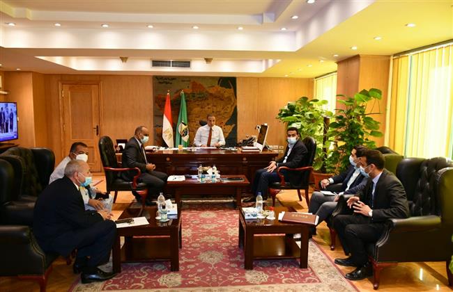 محافظ الفيوم يناقش معوقات تنفيذ عدد من مشروعات مبادرة "حياة كريمة"