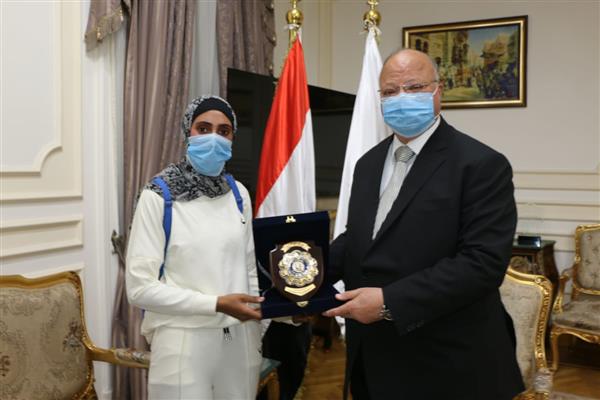 محافظ القاهرة يكرم بطلة الكيك بوكسينج