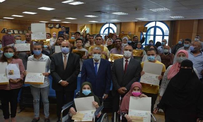 محافظ المنيا يكرم 37 طالبا وطالبة من أوائل الثانوية العامة بالمنيا
