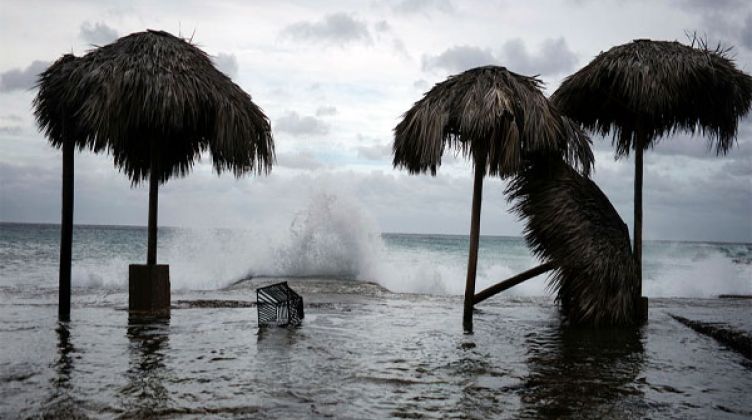 العاصفة الاستوائية «ميندي» تهدد سواحل فلوريدا