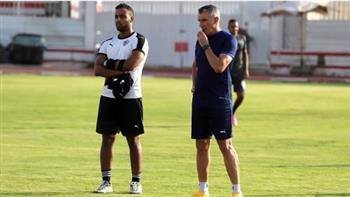 كارتيرون يعقد جلسة مع معاونيه قبل بدء مران الزمالك