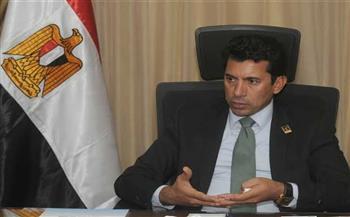 وزير الشباب يبحث مع متدربي وحدة السياسات مقترحاتهم لتطوير الأعمال