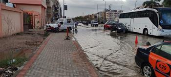  مياه البحر الأحمر تسحب تجمعات الأمطار بمدن الغردقة وسفاجا وتواصل إعلان حالة الطوارئ