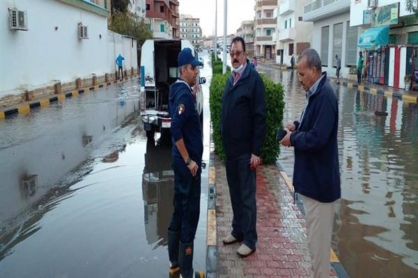 رئيس مدينة سفاجا يقود حملة لإزالة آثار الأمطار