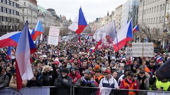   الآلاف يحتجون في العاصمة التشيكية على إلزامية التطعيم ضد كورونا