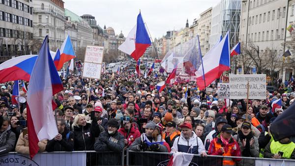 الآلاف يحتجون في العاصمة التشيكية على إلزامية التطعيم ضد كورونا