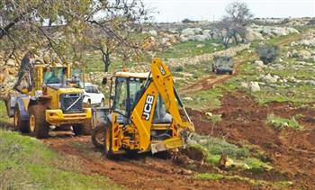   مستوطنون إسرائيليون يجرفون مساحات واسعة من أراضي الفلسطينيين في نابلس