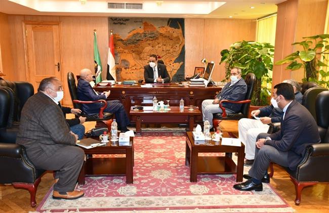 محافظ الفيوم يعقد اجتماعين متتاليين مع الهيئة العامة للاستثمار وعدد من المستثمرين 