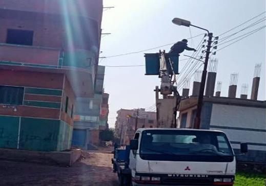 حملات دورية مكثفة لصيانة أعمدة الإنارة بمركز ومدينة قليوب