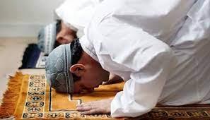 هل تجوز الصلاة في المسجد قبل الإقامة ؟