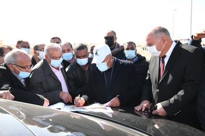 وزير النقل ومحافظ قنا يتفقدان مشروع إزدواج طريق قنا - الأقصر الصحراوى الشرقى 