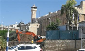   مستوطنون يقومون بأعمال تجريف في ساحة الحرم الإبراهيمي بحماية قوات الاحتلال