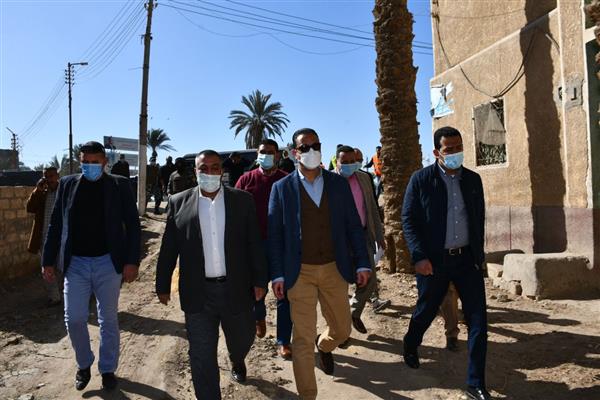 محافظ الفيوم يتفقد مشروعات «حياة كريمة» بإطسا