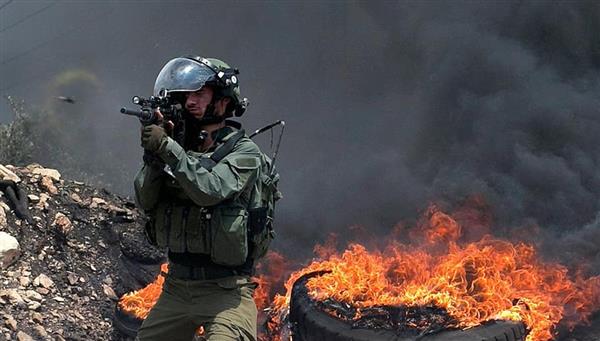 إصابة 12 فلسطينيًا بالمطاطي في مواجهات مع الاحتلال عند المدخل الشمالي للبيرة
