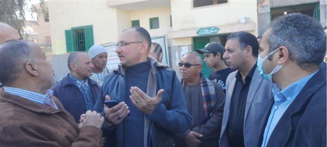 نائب محافظ أسيوط يلتقى بالمواطنين للسؤال عن الخدمات المقدمة 