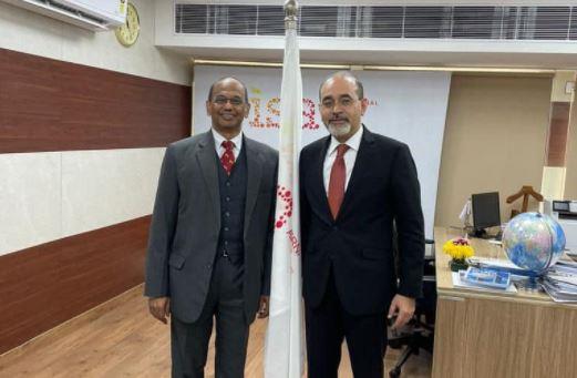 سفير مصر يلتقى مدير التحالف الدولي للطاقة الشمسية في الهند