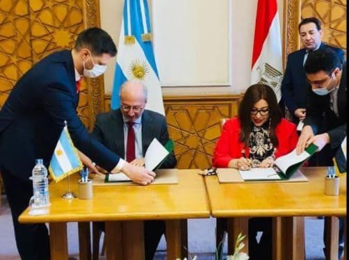 الأرجنتين تهدى مصر مليون جرعة لقاح استرازينكا