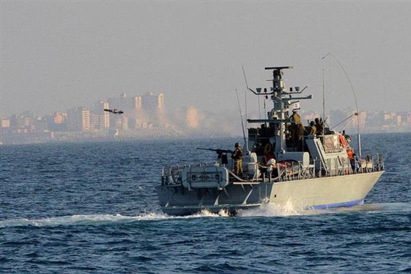 البحرية الاسرائيلية تستهدف مركب صيد قبالة غزة