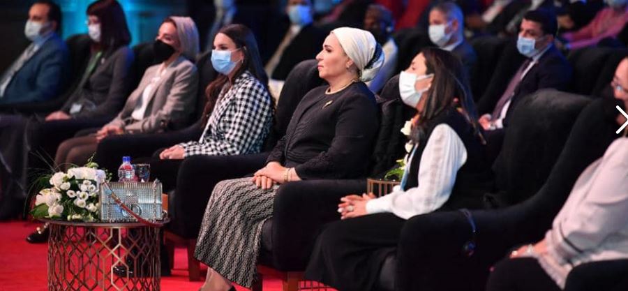 انتصار السيسي تتفقد معرضي حياة كريمة وتراثنا وجناح الحرف اليدوية بمنتدى الشباب