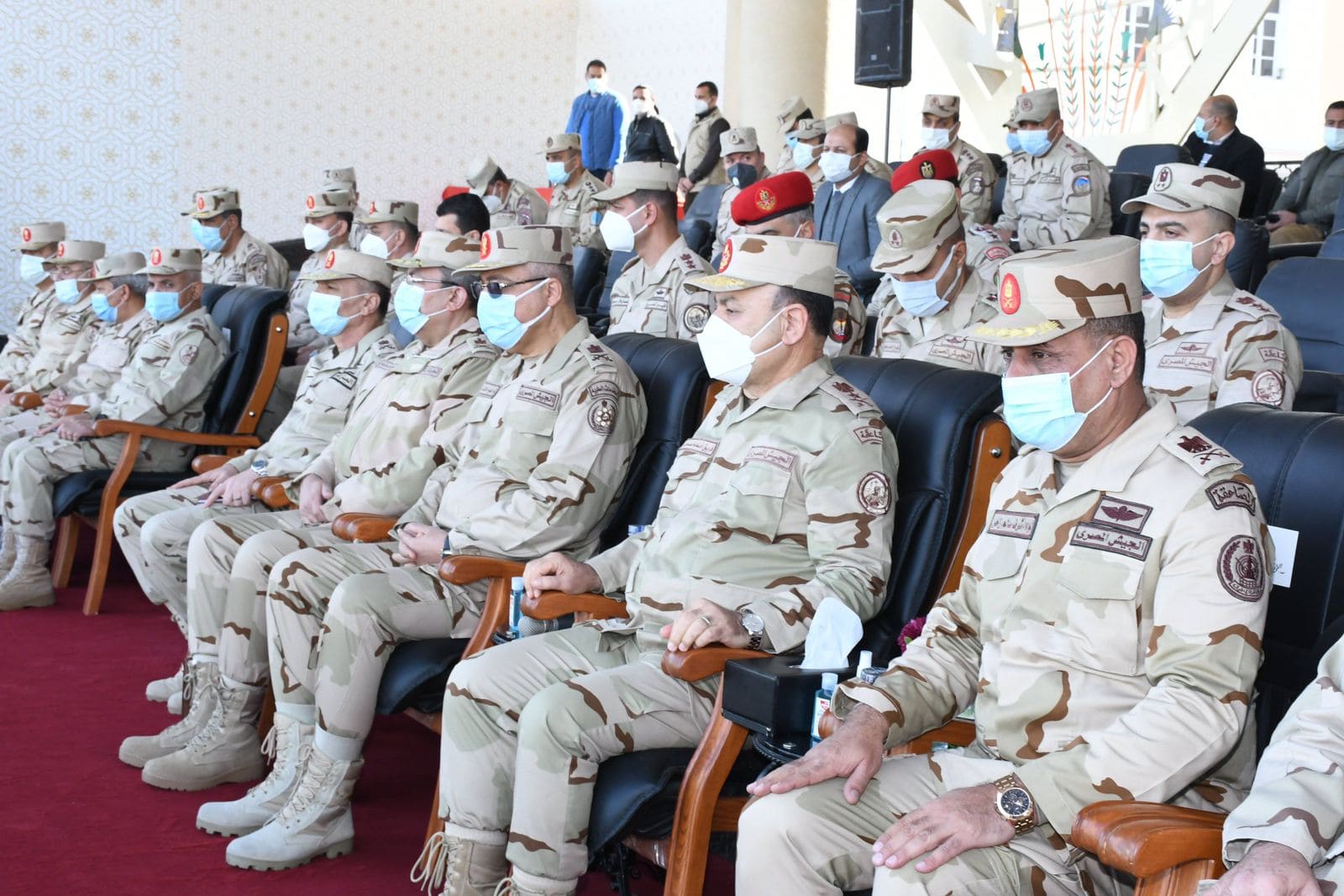 رئيس الأركان يتفقد الكلية الحربية ويلتقي بالطلبة المستجدين وأسرهم.. فيديو