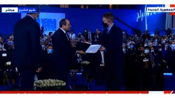 السيسي يتسلم شهادة الاعتماد من هيئة التدريب الأمريكية للأكاديمية الوطنية