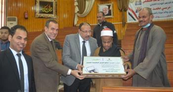  نائب رئيس جامعة الأزهر يشهد تسليم عدد ٧١ جهاز لاب توب للطلاب ذوي الإعاقة البصرية 