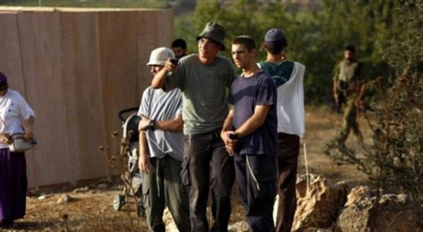 مُستوطنون يعتدون على طاقم لتلفزيون فلسطين شرق رام الله