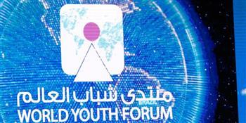 شباب العالم يلتقطون الصور داخل النصب التذكارى